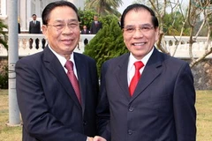 Tổng Bí thư, Chủ tịch nước Lào đón Tổng bí thư Nông Đức Mạnh. (Ảnh: Đinh Xuân Tuân/TTXVN)