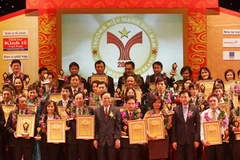Các doanh nghiệp nhận giải Thương hiệu mạnh Việt Nam 2009. (Ảnh: Trần Việt/TTXVN)