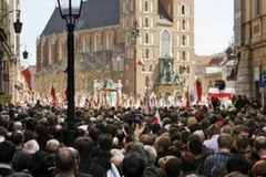 Hàng trăm ngàn người dân đứng ngoài Thánh đường Maria tiễn biệt Tổng thống Ba Lan. (Ảnh: AP)