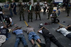 Những người biểu tình"áo đỏ" bị quân đội bắt giữ sau cuộc xung đột ở Bangkok. (Ảnh: AFP/TTXVN)