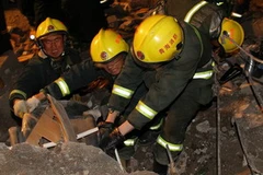 Nhân viên cứu hộ tìm kiếm nạn nhân trong những đống đổ nát sau trận động đất ở huyện Ngọc Thụ ngày 15/4. (Ảnh: THX/TTXVN)