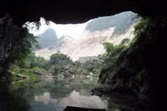 Phong cảnh Ao Dong, vốn hữu tình, giờ đã thành nham nhở thế này. (Ảnh: Hồng Ninh)