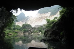 Phong cảnh Ao Dong, vốn hữu tình, giờ đã thành nham nhở thế này. (Ảnh: Hồng Ninh)