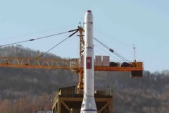 Tên lửa đẩy mang theo vệ tinh rời bệ phóng ở Sohae, khu vực mà Bình Nhưỡng tuyên bố sẽ phóng vệ tinh trong khoảng thời gian từ ngày 8-25/2. (Nguồn: Yonhap/TTXVN)