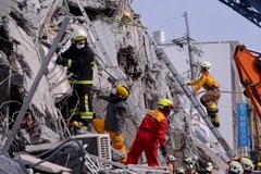 Nhân viên cứu hộ nỗ lực cứu các nạn nhân bị mắc kẹt trong những đống đổ nát sau trận động đất. (Nguồn: THX/TTXVN)