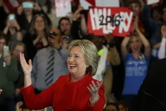 Ứng viên Hillary Clinton phát biểu trước những người ủng hộ trong phiên bầu cử dưới hình thức "họp kín" tại Des Moines, bang Iowa ngày 1/2. (Nguồn: AFP/TTXVN)