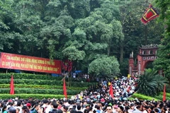 Đông đảo nhân dân cùng du khách thập phương về dâng hương trong ngày Giỗ Tổ Hùng Vương. (Ảnh: Quý Trung/TTXVN)