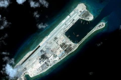 Ảnh chụp ngày 8/9/2015 cho thấy hoạt động xây dựng trái phép của Trung Quốc tại bãi đá Fiery Cross (Đá chữ Thập) ở quần đảo Trường Sa của Việt Nam. (Nguồn: Reuters/TTXVN)