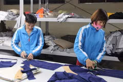 Cắt tạo mẫu cho sản phẩm may thời trang. (Ảnh: Hoàng Nguyên/TTXVN)