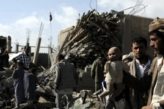 Cảnh đổ nát sau các cuộc không kích của liên quân tại thủ đô Sanaa của Yemen ngày 31/1. (Nguồn: THX/TTXVN)