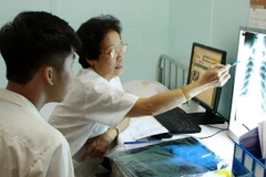 Chẩn đoán, điều trị cho người bệnh tại Trung tâm Bác sỹ gia đình Hà Nội. (Ảnh: Dương Ngọc/TTXVN)