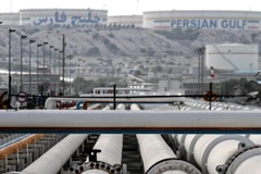 Hệ thống đường ống dẫn dầu tại đảo Khark của Iran ở ngoài khơi vùng Vịnh ngày 23/2. (Nguồn: AFP/TTXVN)