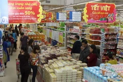 Khách hàng mua sắm tại siêu thị CoopMart Đông Hà, Quảng Trị. (Ảnh: Vũ Sinh/TTXVN)