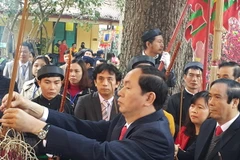 Dâng hương các bậc tiên đế, tiên hiền tại Hoàng thành Thăng Long. (Ảnh: Đinh Thị Thuận/TTXVN)