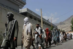 Các tay súng Taliban đầu hàng tại tỉnh Kunar, Afghanistan, ngày 4/9. (Ảnh: THX/TTXVN)