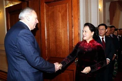 Thủ tướng Belarus Sergey Nikolayevich Rumas đón Chủ tịch Quốc hội Nguyễn Thị Kim Ngân. (Ảnh: Trọng Đức/TTXVN)