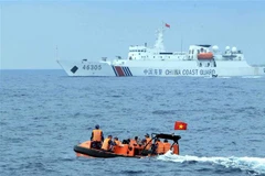 Đoàn lực lượng Cảnh sát biển Việt Nam sang tàu Cảnh sát biển Trung Quốc tham dự hội đàm tổng kết chuyến kiểm tra liên hợp nghề cá Việt Nam-Trung Quốc năm 2019. (Ảnh: An Đăng/TTXVN)