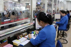 Hành khách mua vé tại Bến xe Miền Đông. (Ảnh: Tiến Lực/TTXVN)