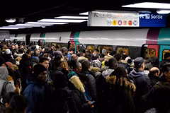 Hành khách chờ tàu tại nhà ga Chatelet-les Halles ở Paris, Pháp sau khi nhiều tuyến tàu điện ngầm ở thủ đô Paris buộc phải ngừng hoạt động hoàn toàn do đình công. (Ảnh: AFP/TTXVN)