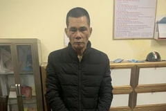 Đối tượng Nguyễn Văn Nhã cùng tang vật bị bắt giữ. (Ảnh: Hoàng Ngọc/TTXVN)