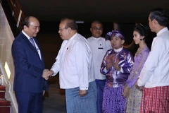Lễ đón Thủ tướng Nguyễn Xuân Phúc tại sân bay quốc tế Nay Pyi Taw. (Ảnh: Thống Nhất/TTXVN)