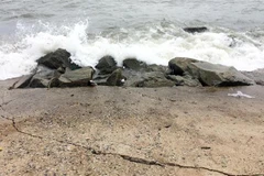 Phú Yên ban bố tình huống khẩn cấp sạt lở tuyến kè biển bảo vệ sân bay Tuy Hòa. Ảnh minh họa. (Ảnh: Công Thử/TTXVN)