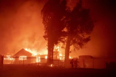 Lửa cháy rừng bốc ngùn ngụt thiêu rụi nhiều ngôi nhà tại North Park, khu vực lân cận San Bernardino, bang California (Mỹ). (Ảnh: AFP/TTXVN)
