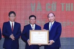 Thủ tướng Nguyễn Xuân Phúc trao Huân chương Lao động hạng Nhất của Chủ tịch nước tặng Học viện Chính trị khu vực III. (Ảnh: Thống Nhất/TTXVN)