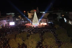 Thắp sáng cây thông Noel tại Quảng trường Manger ở thành phố Bethlehem, khu Bờ Tây. (Ảnh: THX/TTXVN)