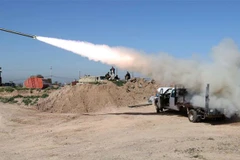 Các thành viên lực lượng bán quân sự ủng hộ Chính phủ Iraq phóng rocket nhằm vào các mục tiêu của tổ chức Nhà nước Hồi giáo tự xưng ở tỉnh miền Bắc Kirkuk. (Ảnh: AFP/TTXVN)