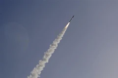 Tên lửa được phóng từ hệ thống Vòm Sắt ở thành phố Ashkelon, Israel để đánh chặn rocket từ Dải Gaza ngày 13/11. (Ảnh: AFP/TTXVN)