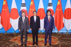 Tổng thống Hàn Quốc Moon Jae-in, Thủ tướng Trung Quốc Lý Khắc Cường và Thủ tướng Nhật Bản Shinzo Abe tại cuộc họp báo chung ở Thành Đô, Trung Quốc. (Ảnh: Yonhap/TTXVN)