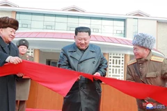 Nhà lãnh đạo Triều Tiên Kim Jong-un (giữa) dự lễ khánh thành khu nghỉ dưỡng suối nước nóng Yangdok ở tỉnh Pyongan. (Ảnh: Yonhap/TTXVN)