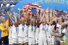 Niềm vui của các cô gái đội tuyển Mỹ khi họ đăng quang ngôi vô địch World Cup bóng đá nữ 2019 ở Lyon, Pháp. (Ảnh: THX/TTXVN)
