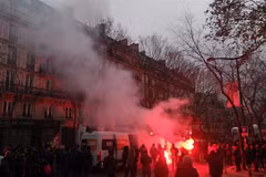 Hàng nghìn người tham gia bãi công phản đối cải cách hưu trí của chính phủ tại thủ đô Paris, Pháp, ngày 5/12. (Ảnh: THX/TTXVN)
