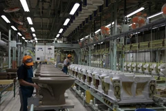 Thực tập sinh Việt Nam làm việc tại Nhà máy gốm sứ vệ sinh Enokido của LIXIL ở tỉnh Aichi. (Ảnh: Đào Tùng/Vietnam+)