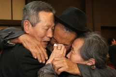 Công dân Triều Tiên trong cuộc hội ngộ với người thân ở Hàn Quốc tại buổi đoàn tụ gia đình ly tán ở khu nghỉ dưỡng núi Kumgang ngày 22/10/2015. (Ảnh: AFP/TTXVN)