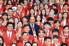 Thủ tướng Nguyễn Xuân Phúc chụp ảnh chung với Đoàn Thể thao Việt Nam dự SEA Games 30. (Ảnh: Thống Nhất/TTXVN)