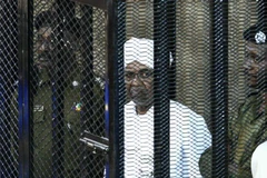 Cựu Tổng thống Sudan Omar al-Bashir (giữa) xuất hiện tại phiên tòa ở thủ đô Khartoum ngày 31/8. (Ảnh: AFP/TTXVN)