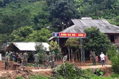 Lực lượng vũ trang tham gia sửa chữa điểm trường Tiểu học Sa Ná-Son. (Ảnh: Trịnh Duy Hưng/TTXVN)