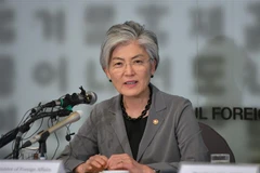 Ngoại trưởng Hàn Quốc Kang Kyung-wha phát biểu tại một cuộc họp báo ở Seoul. (Ảnh: AFP/TTXVN)