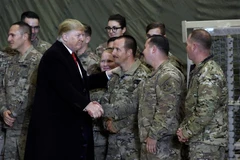 Tổng thống Donald Trump thăm các binh sỹ Mỹ tại căn cứ Bagram ở Afghanistan nhân dịp lễ Tạ ơn ngày 28/11. (Ảnh: AFP/TTXVN)