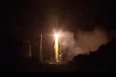 Tên lửa đẩy Soyuz mang vệ tinh CHEOPS rời bệ phóng tại Trung tâm vũ trụ Guiana ở Kourou. (Nguồn: ESA)