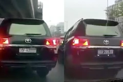 Chiếc xe Land Cruiser mang hai biển trắng và xanh. Ảnh cắt từ video.