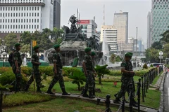 Binh sỹ Indonesia tuần tra tại Jakarta. (Ảnh: AFP/TTXVN)