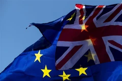 Cờ Anh (phía trước) và cờ EU (phía sau) bên ngoài tòa nhà Quốc hội Anh ở London. (Ảnh: THX/TTXVN)