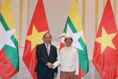Thủ tướng Nguyễn Xuân Phúc hội kiến Tổng thống Myanmar Win Myint. (Ảnh: Thống Nhất/TTXVN)