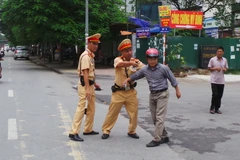 Một tài xế khi bị kiểm tra đã thủng thẳng bỏ xe... đi về (Ảnh: PV/Vietnam+)