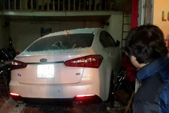 Chiếc xe sau khi lao qua vỉa hè đã nằm gọn trong quán Internet (Ảnh: CTV Xuân Trường/Vietnam+) 