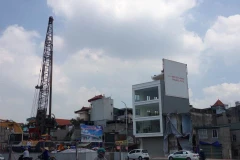 Ngôi nhà 4 tầng "ôm" cột điện trên đường Trần Khát Chân kéo dài (Ảnh: Sơn Bách/Vietnam+) 